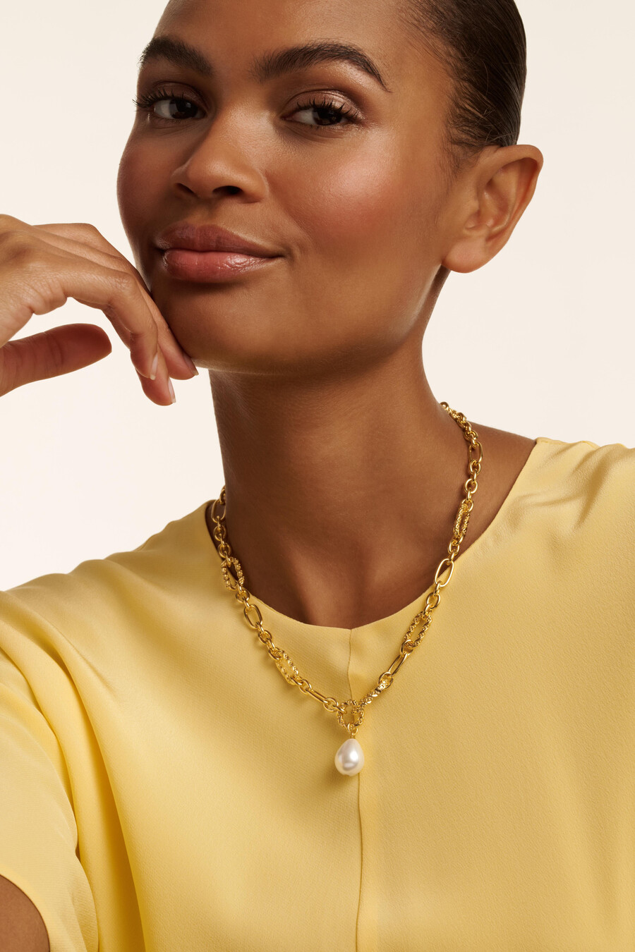timora - collar con colgante de perlas retorcidas
