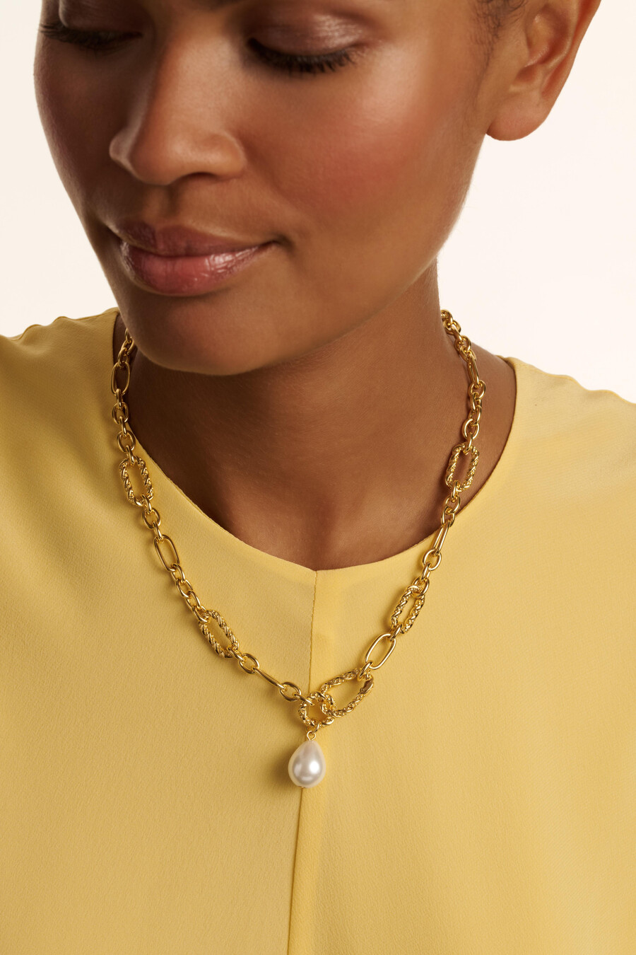 timora - collar con colgante de perlas retorcidas