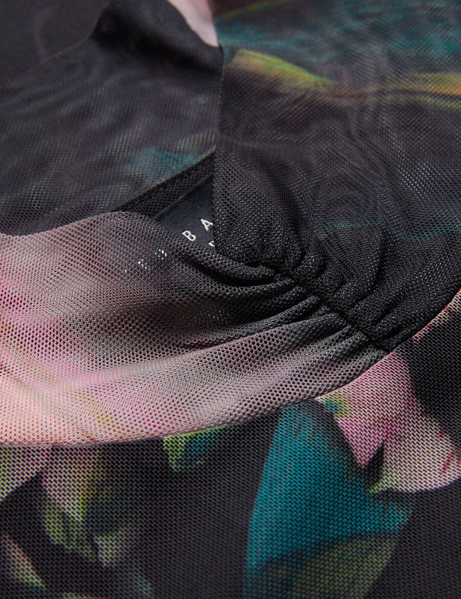 lisanna - top ajustado de malla con cuello alto y estampado