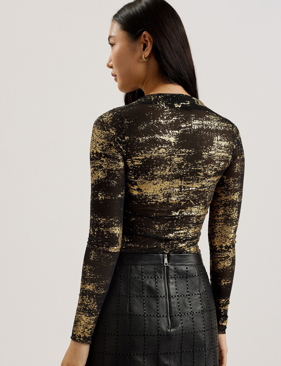 karenha - top de malla con cuello oblicuo y estampado metalizado