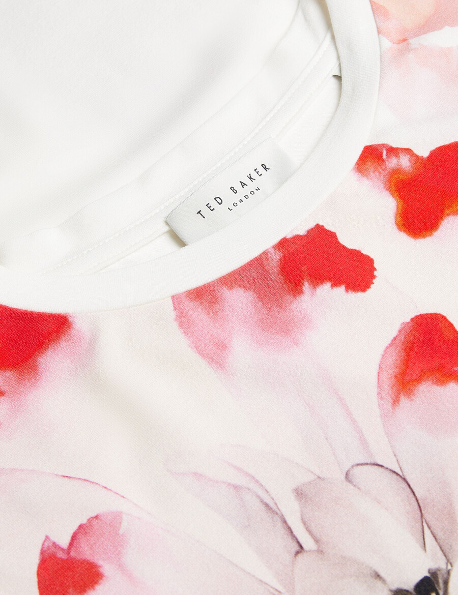 sindhaa - camiseta ajustada de manga corta con estampado floral