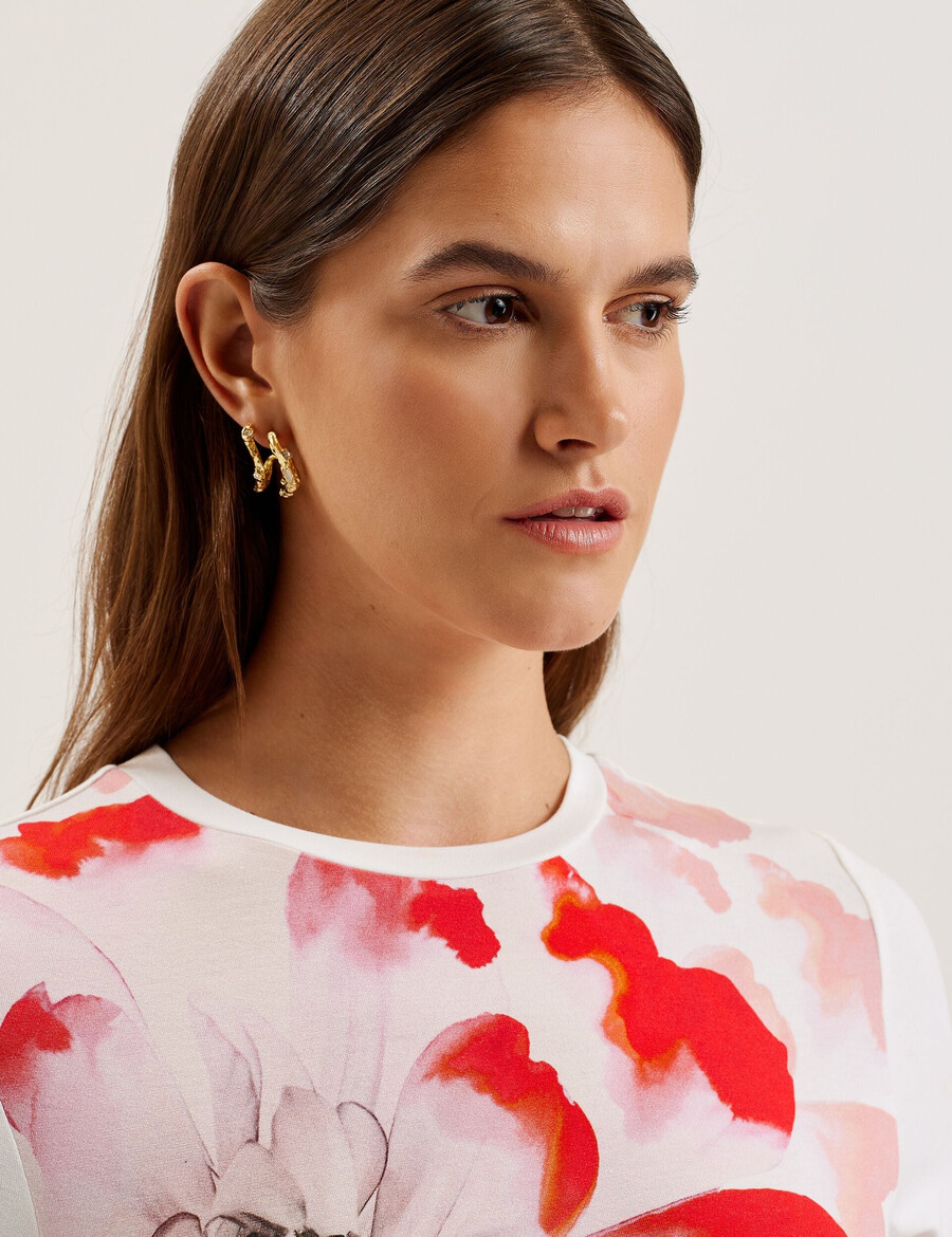 sindhaa - camiseta ajustada de manga corta con estampado floral