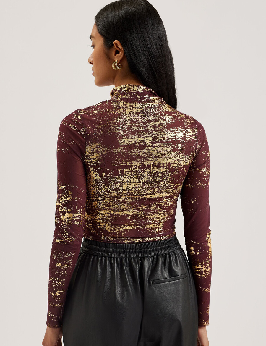 sofiy - top de cuello alto de malla con estampado metalizado