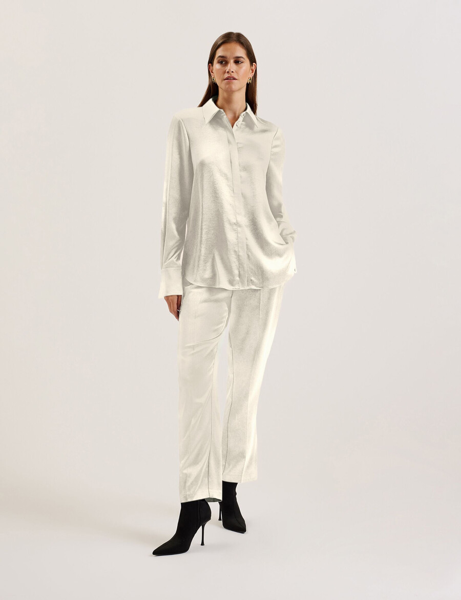 sonora - blusa de satén con cuello alto y aberturas laterales