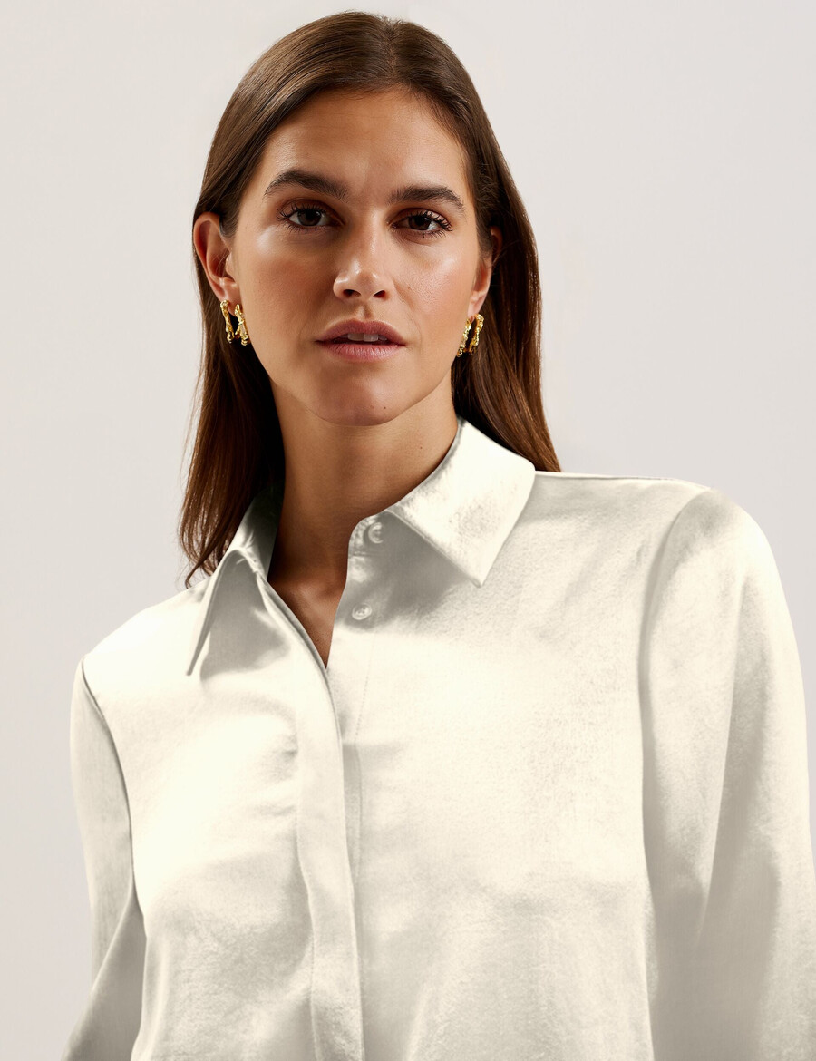 sonora - blusa de satén con cuello alto y aberturas laterales