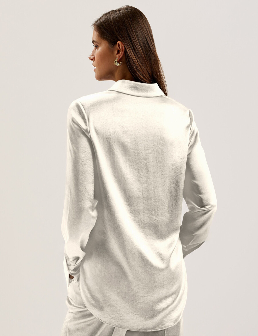 sonora - blusa de satén con cuello alto y aberturas laterales
